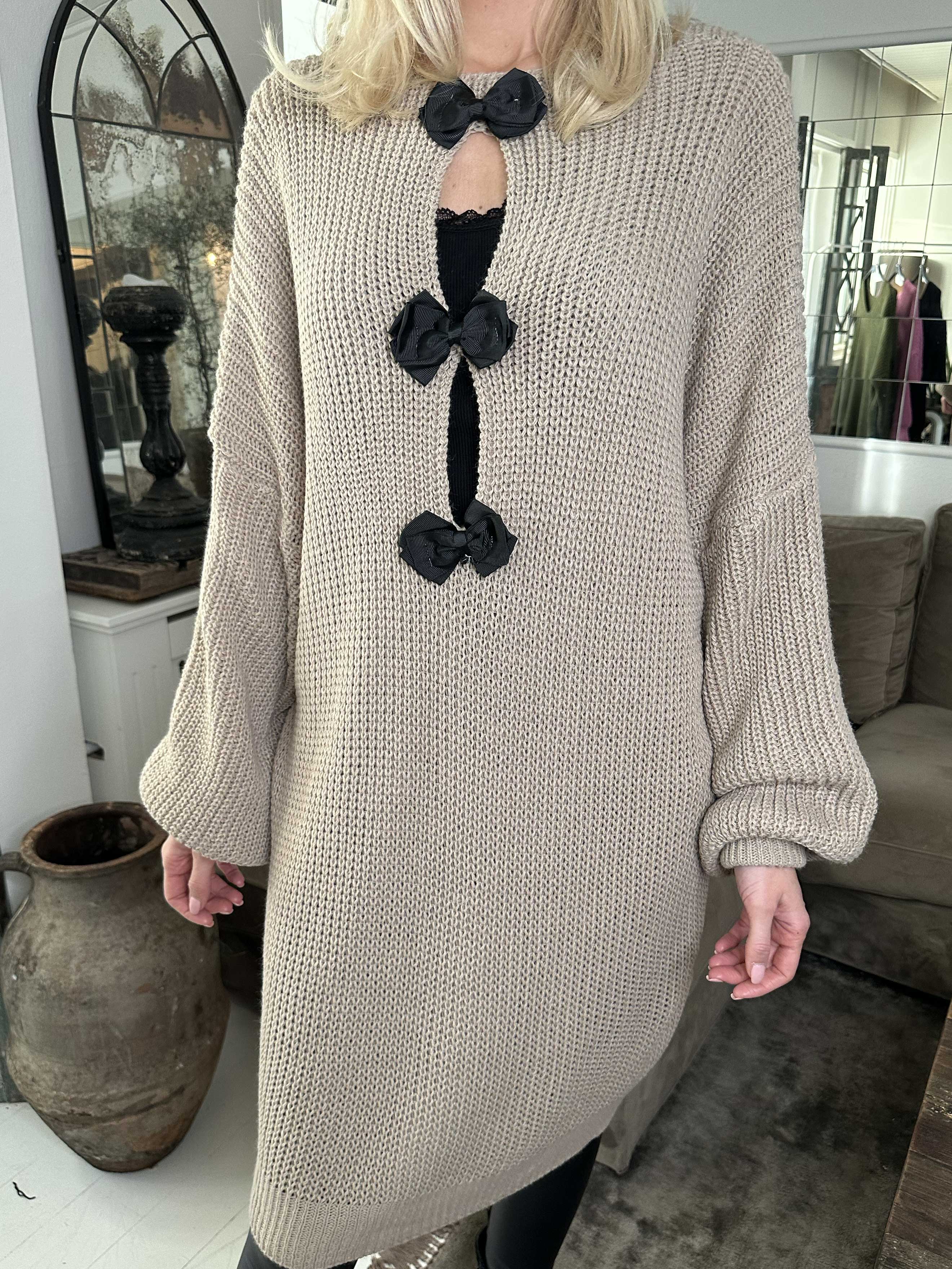 Diana - Fin stickad klänning med ballongärmar och rosetter